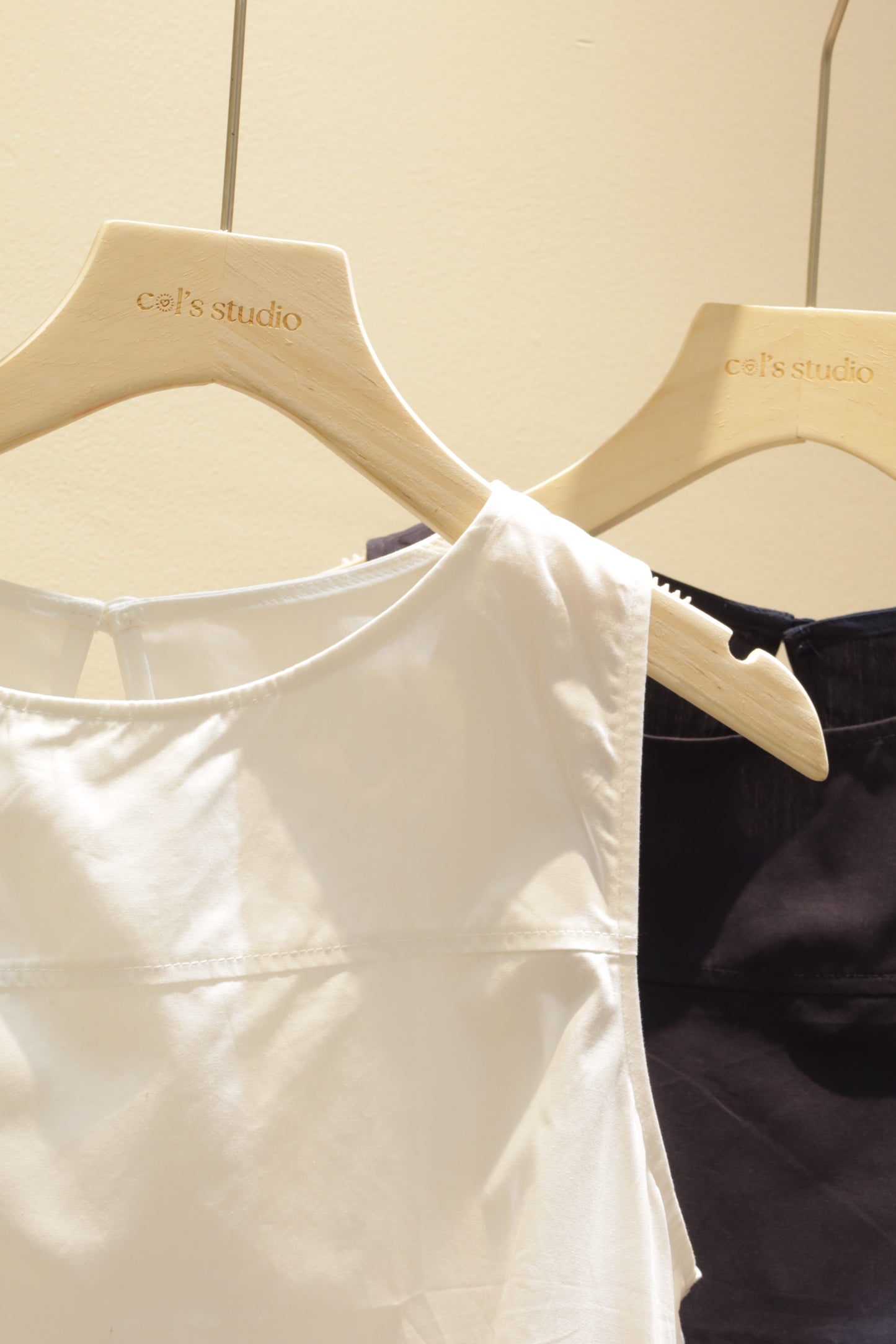 sleeveless boat neck top
