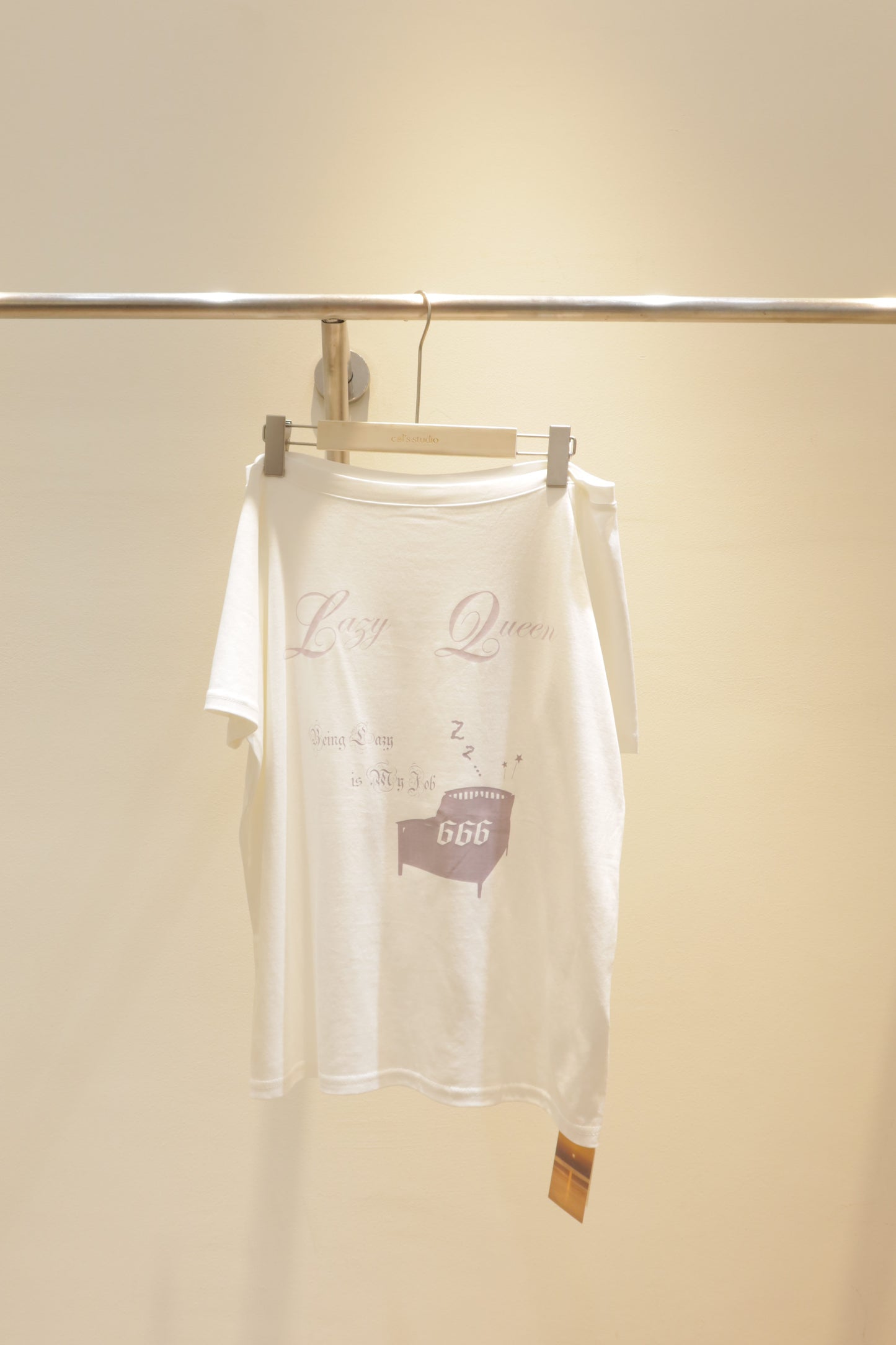 Lazy queen Half shoulder tee