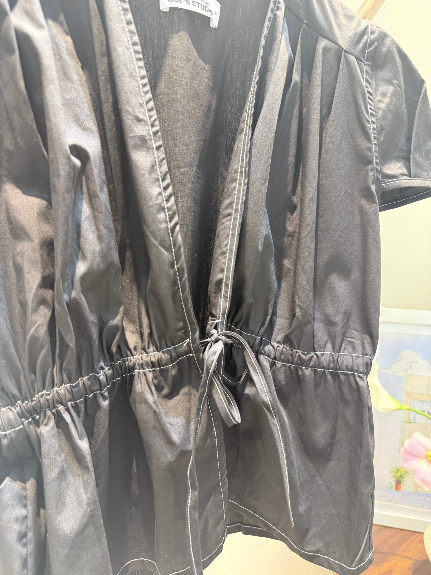 Short sleeve black top