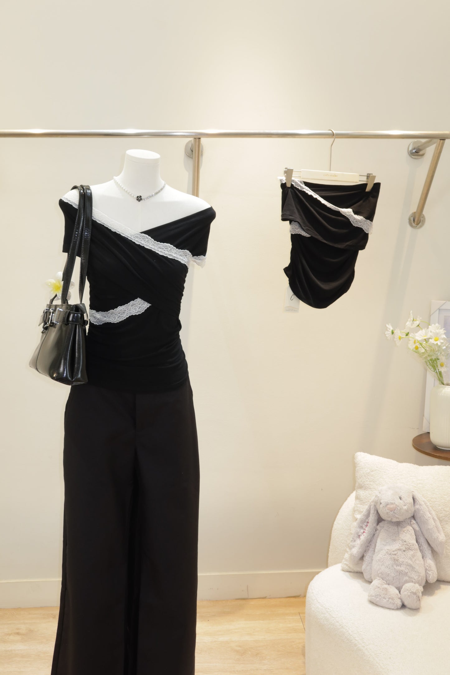 Lace accent black OS top