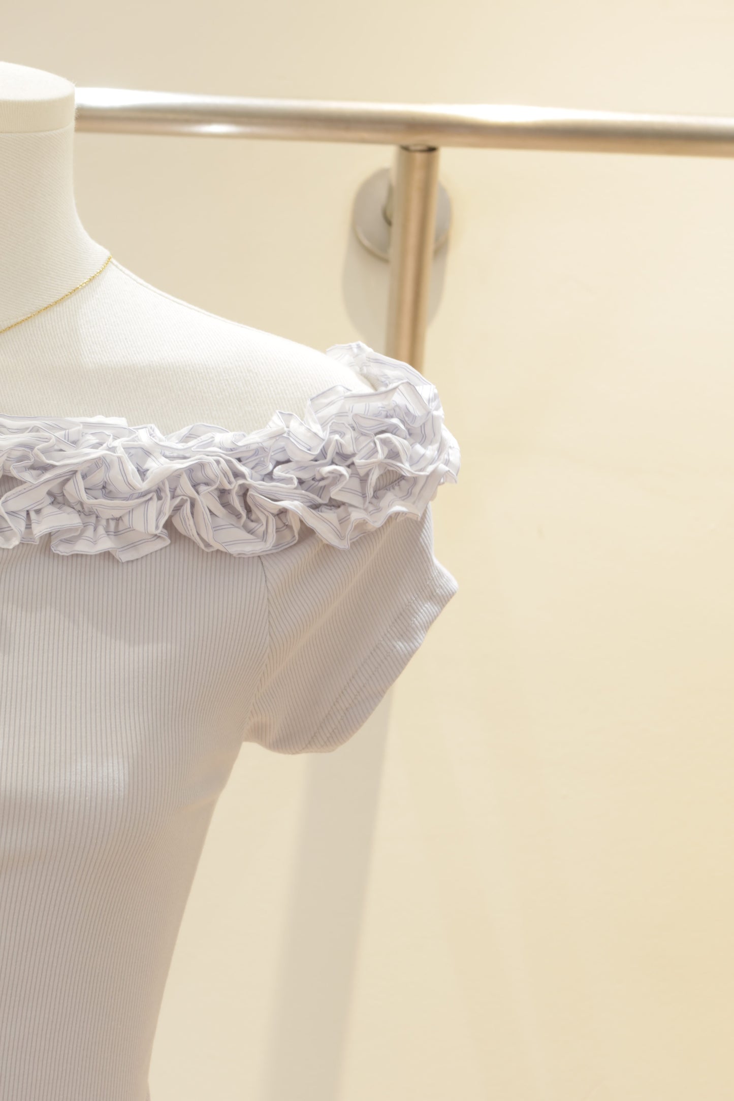 Blue flower round detail top