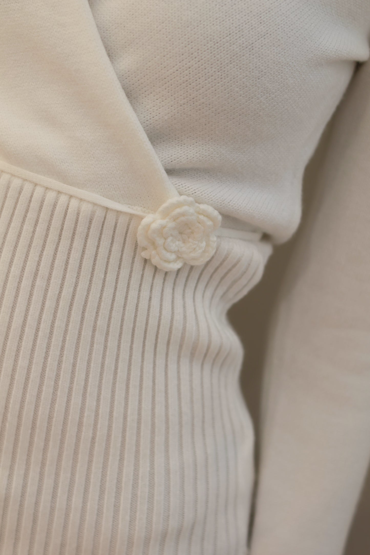 WAIST CINCH V CUT SWEATER