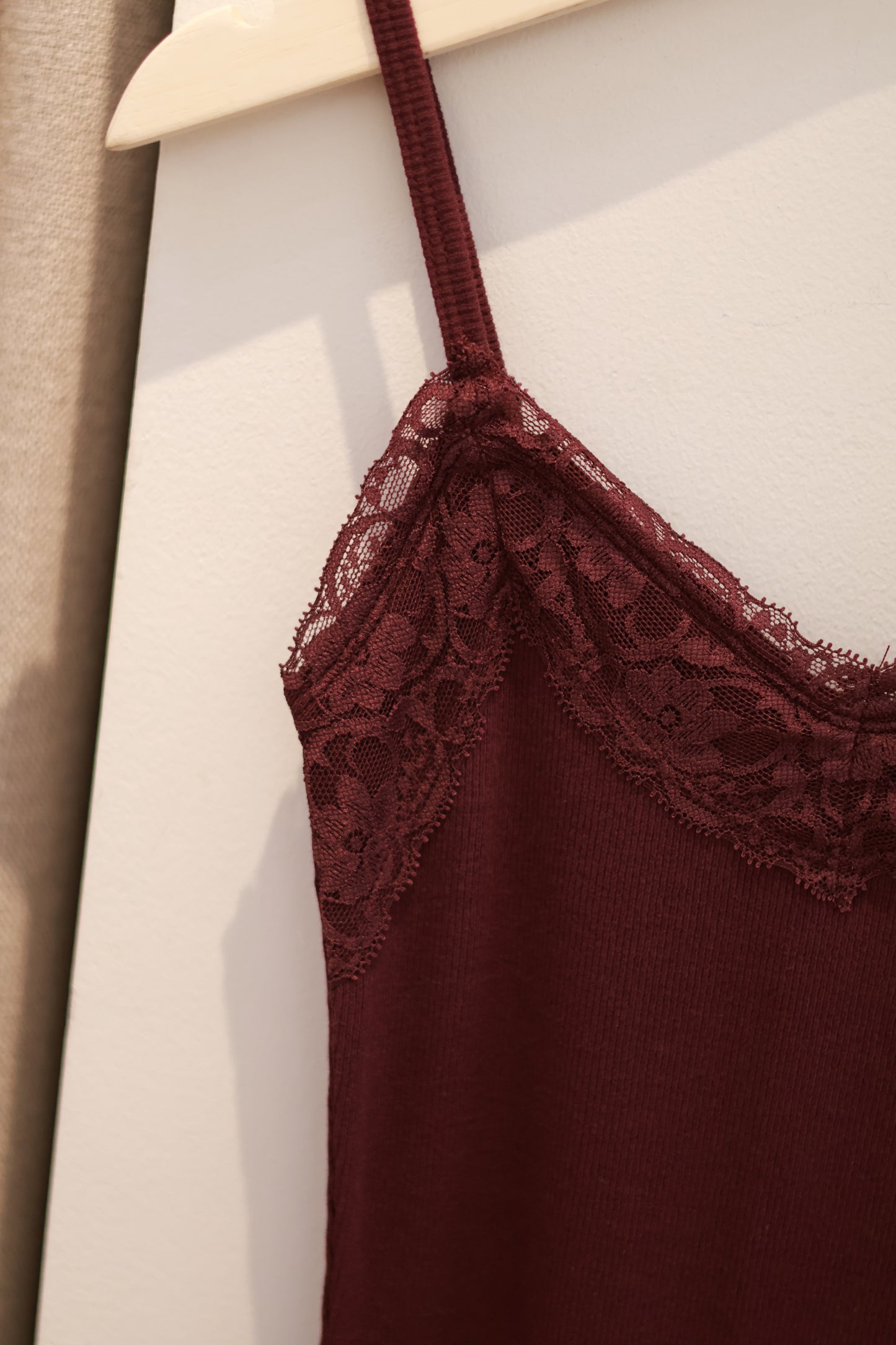 HOLLISTER Adjustable Strap Tank - Burgundy