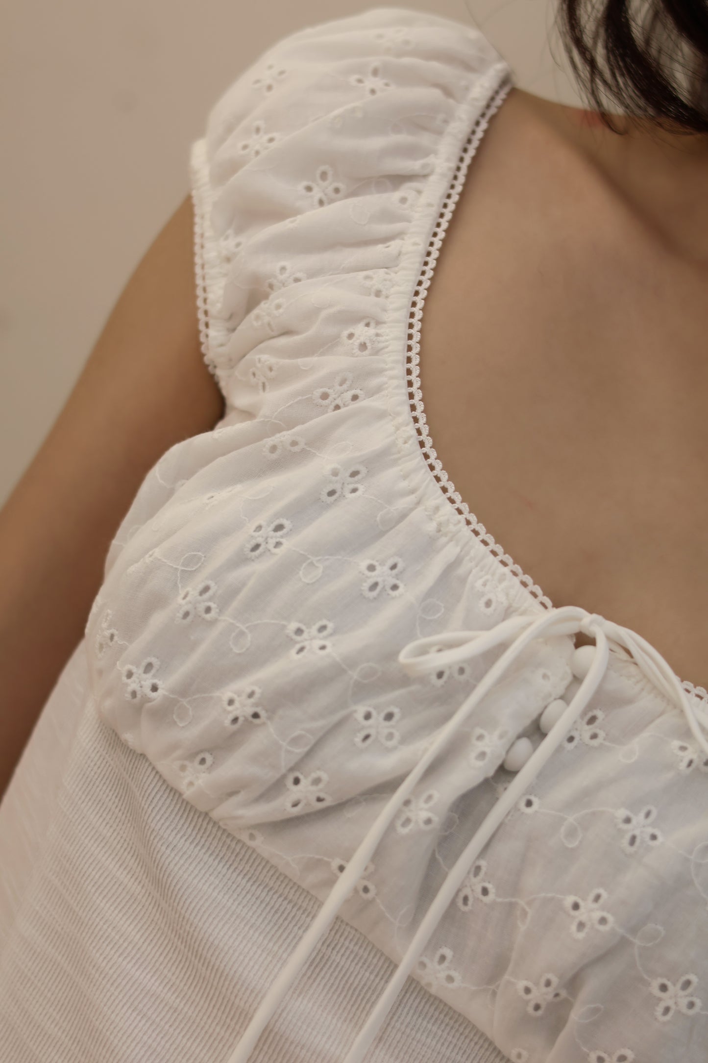 ROUND SCOOP RIBBON WHITE TOP