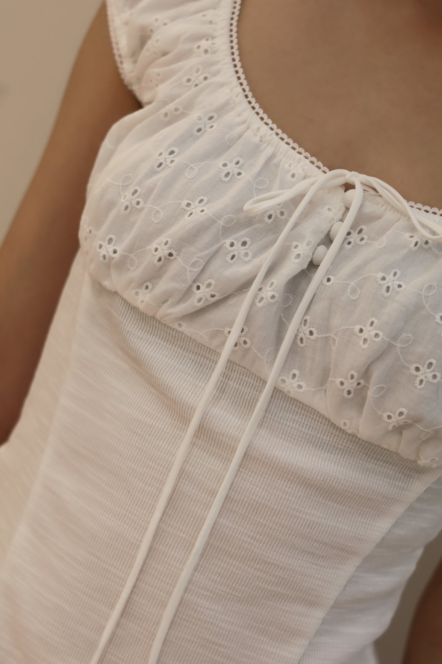 ROUND SCOOP RIBBON WHITE TOP