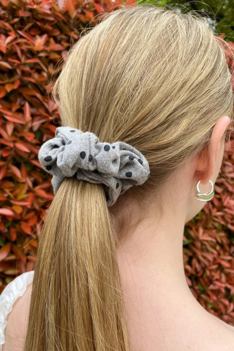BRANDY POLKA DOTS SCRUNCHIE  -GRAY